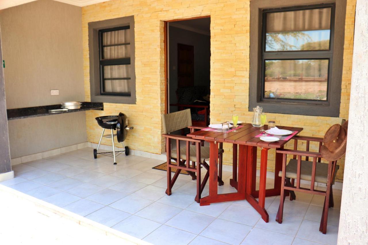 Tlou Safari Lodge คาซาเนอ ภายนอก รูปภาพ