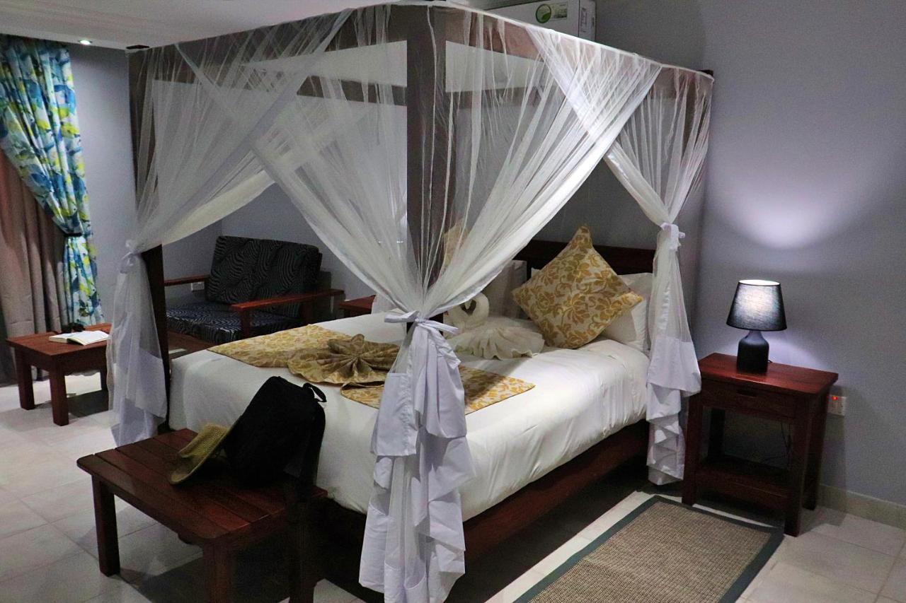 Tlou Safari Lodge คาซาเนอ ภายนอก รูปภาพ