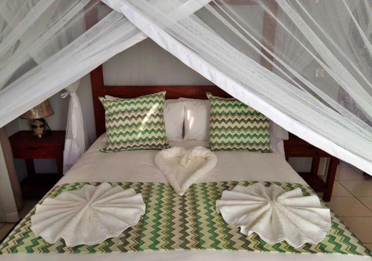 Tlou Safari Lodge คาซาเนอ ภายนอก รูปภาพ