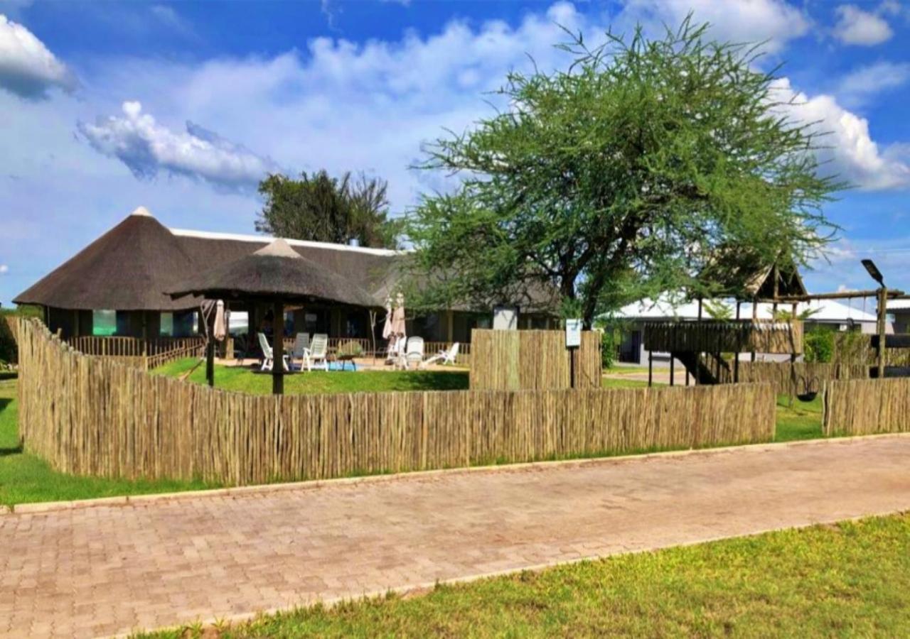 Tlou Safari Lodge คาซาเนอ ภายนอก รูปภาพ